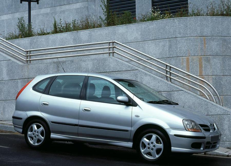  Nissan Almera Tino 2000 года  (фото 13 из 18)